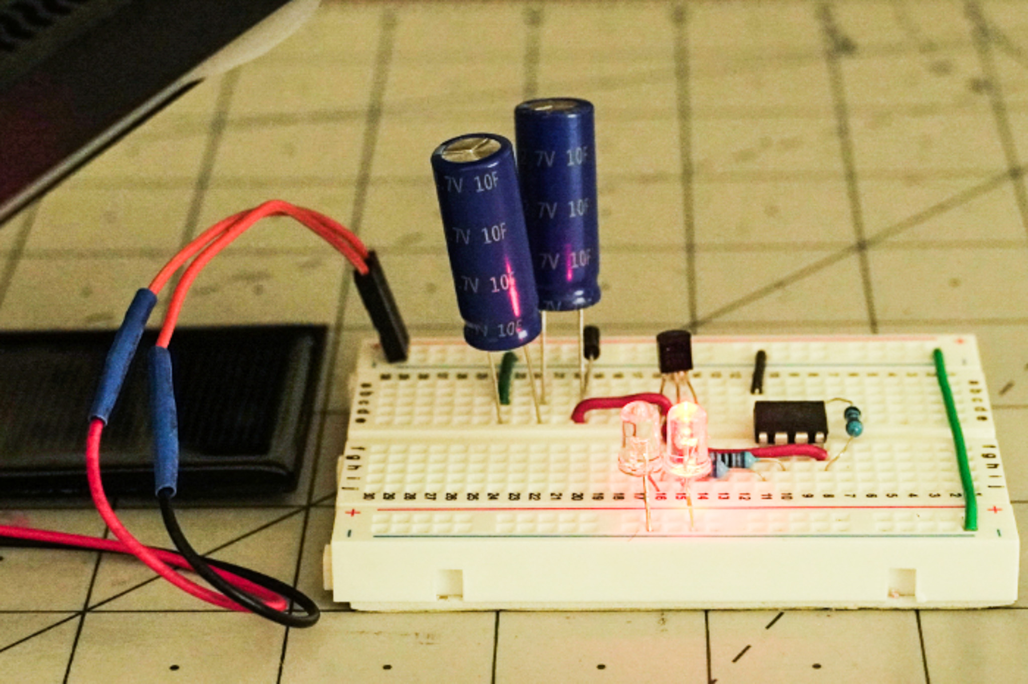 0923-ATtiny45およびLED回路がスーパーキャパシタ電源で作動