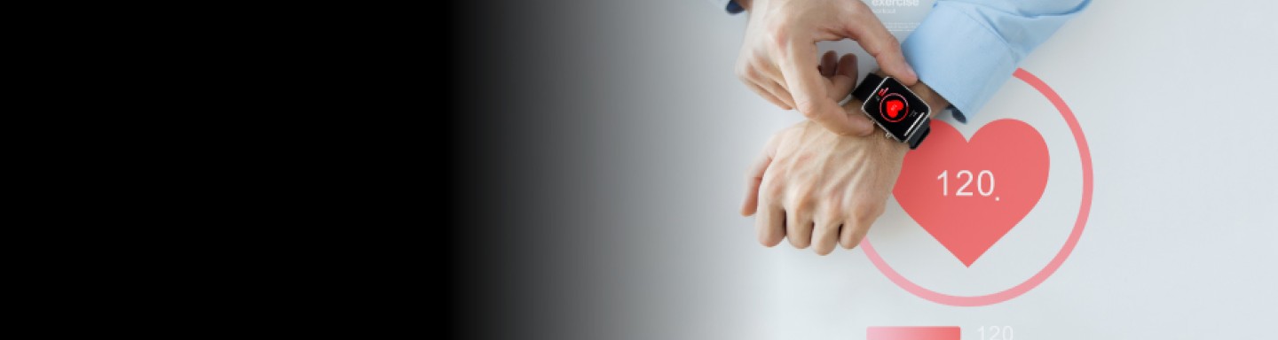 누군가 웨어러블 기기를 클릭하는 모습의 조감도; 심박수 모니터 화면