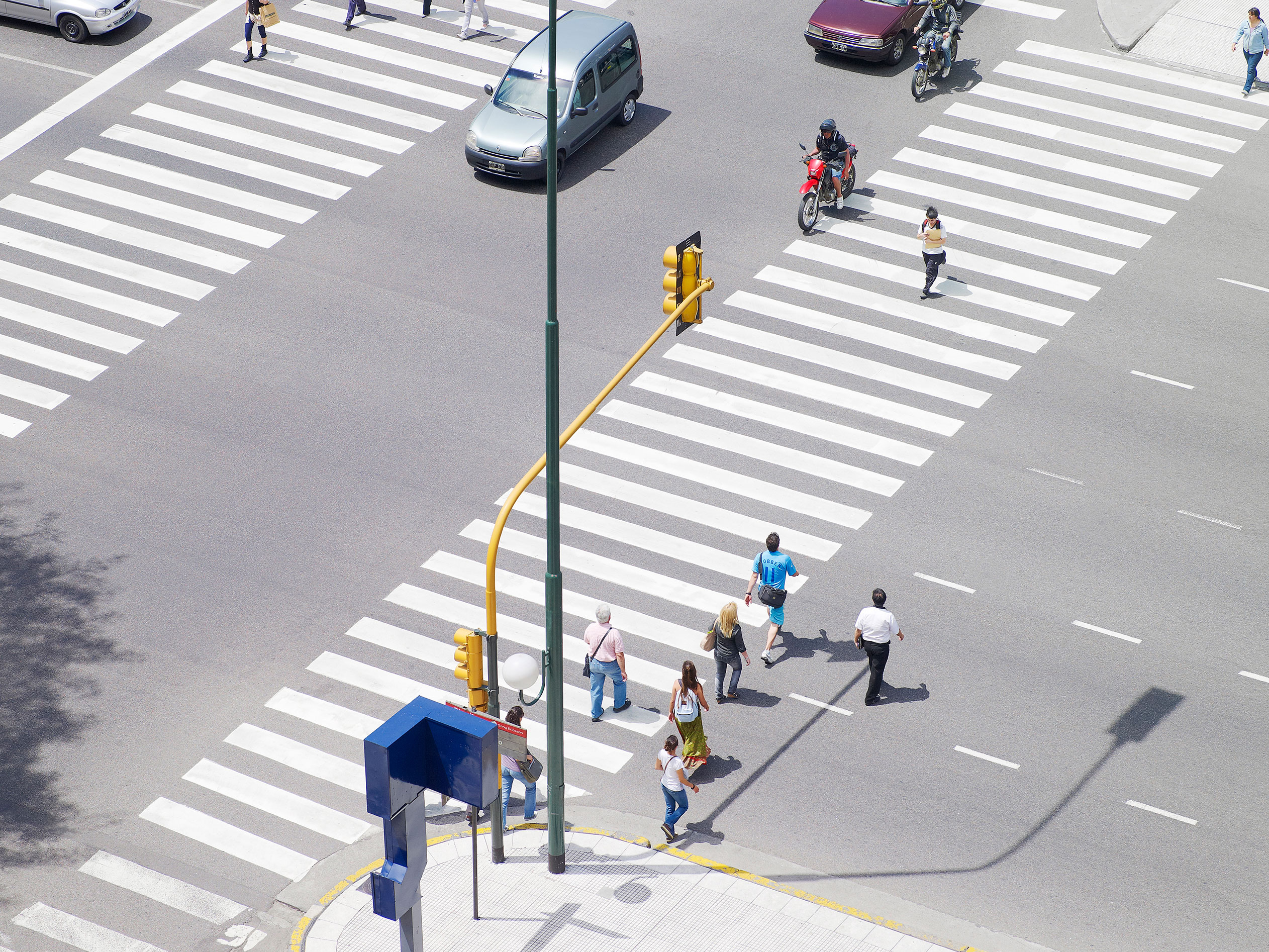 Commuters_Crossing_Road